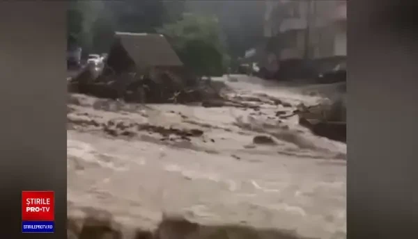 Case și drumuri distruse de furtunile violente. Mulți oameni au rămas doar cu hainele de pe ei