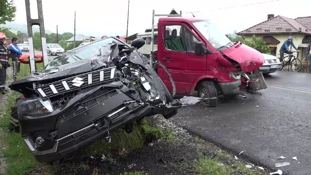 Accident teribil pe DN73. Două persoane au ajuns la spital