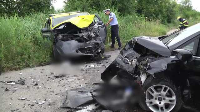 Accident grav în Dâmbovița. O tânără a intrat cu mașina pe contrasens după ce s-a uitat în telefon