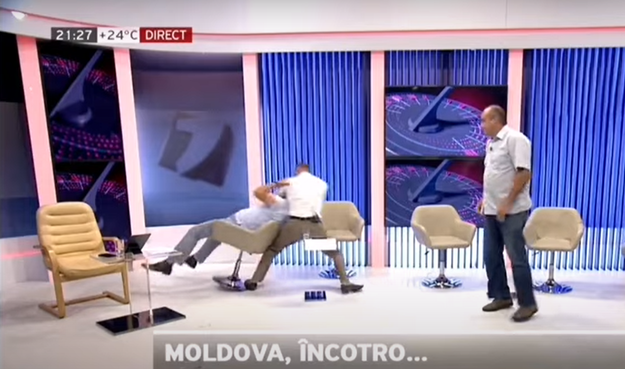 Doi politicieni din Moldova s-au bătut în direct, până ce unul a leșinat. ”Am să-ți dau una în bot băi, eu am apărat patria!”