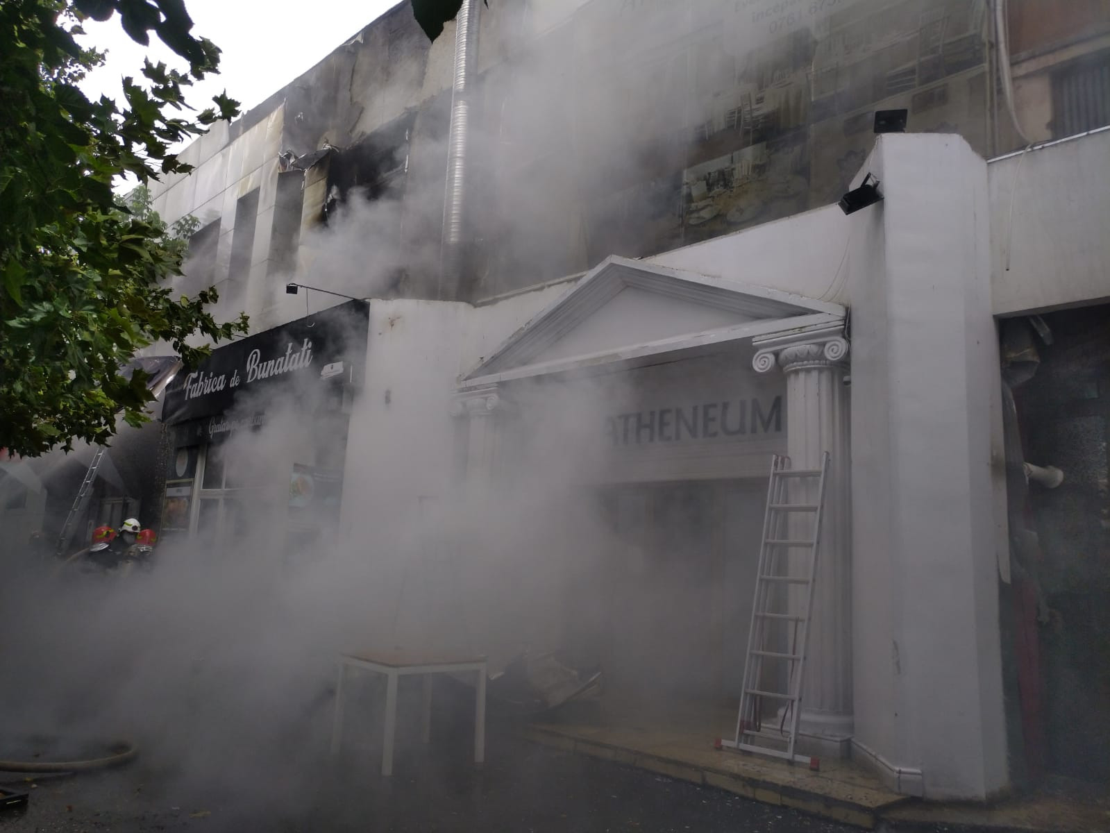 Incendiu la complexul de la Piaţa Delfinului din Bucureşti. 65 de persoane au fost evacuate