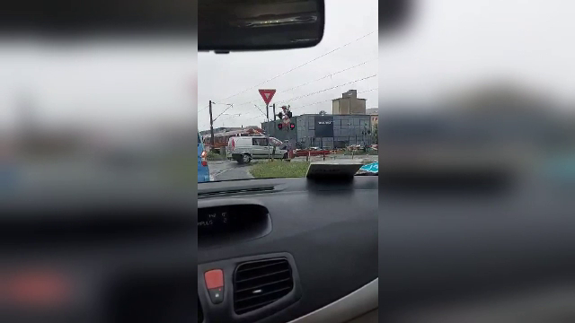 Momentul în care un tren dă prioritate unui șofer grăbit, în Cluj. A forțat trecerea și bariera a căzut peste maşină