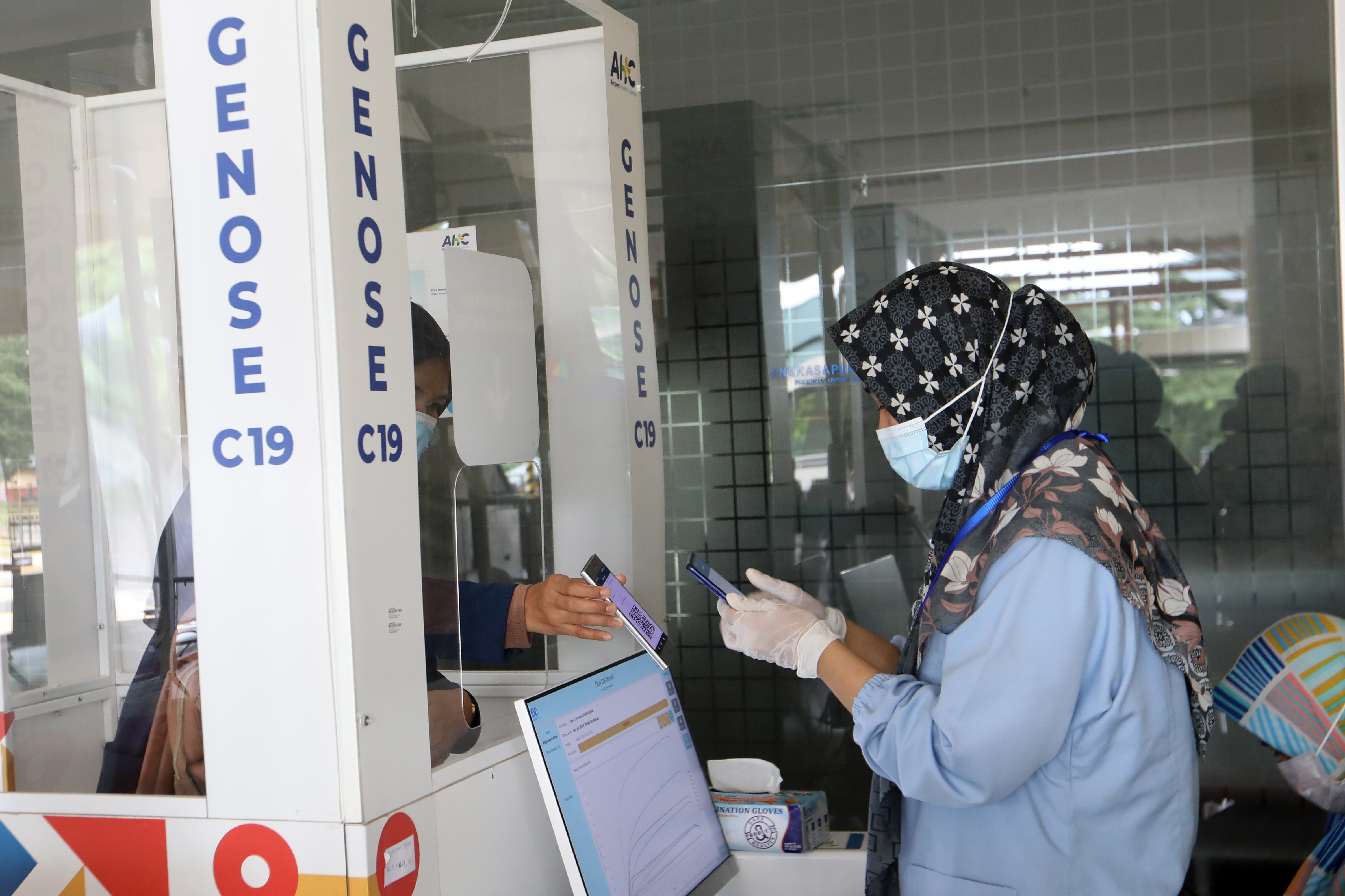 Un bărbat care avea Covid-19 s-a deghizat în soția sa, ca să urce într-un avion