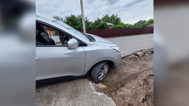 Orașul distrus de lucrările de infrastructură prost făcute: canale descoperite, gropi și oameni disperați
