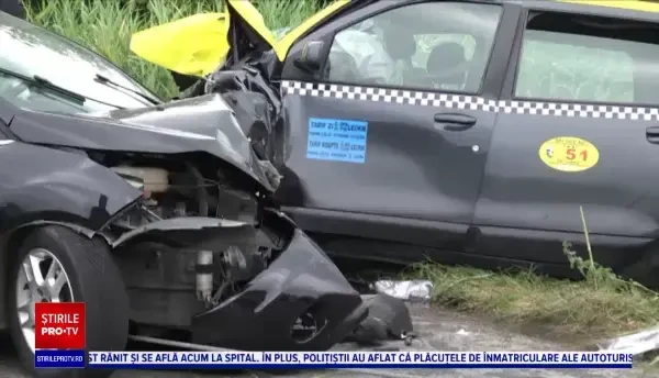 Accident grav în Dâmbovița. O tânără a intrat cu mașina pe contrasens după ce s-a uitat în telefon