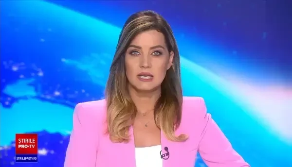 Momentul în care un tren dă prioritate unui șofer grăbit, în Cluj. A forțat trecerea și bariera a căzut peste maşină