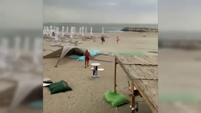 O vijelie a alungat turiștii de pe plajă. S-au înregistrat rafale care au depășit și 80 de km pe oră