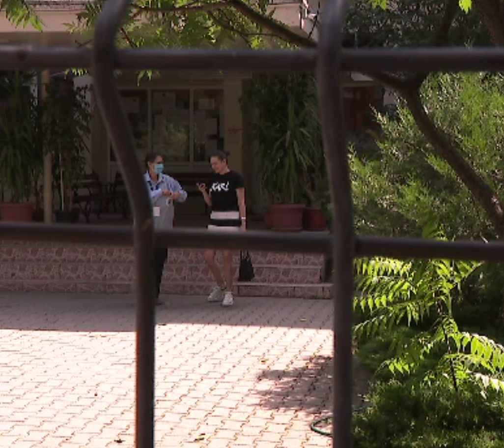 Profesorii care concurează la titularizare se plâng de manualele stufoase. „Îngrozitor, foarte multă materie”