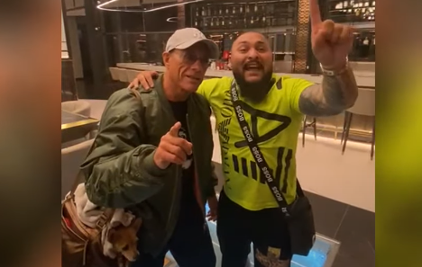 VIDEO. Jean-Claude Van Damme și Dani Mocanu: Dedicație pentru ”fratele nostru Van Damme”