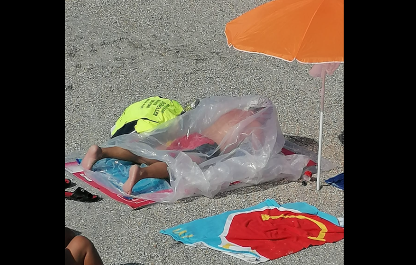 VIDEO. Imagini uimitoare în Eforie Nord. Un bărbat se bronzează într-un sac de plastic