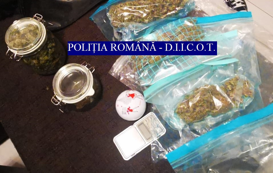 Traficanţi de droguri din București prinşi în flagrant. De unde ridicaseră câteva kilograme de cannabis