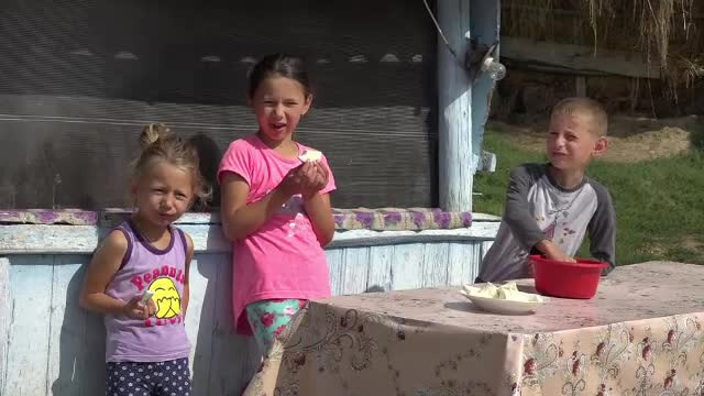 Doi părinți din județul Vaslui se chinuie să își crească copiii: ”Nu sunt bani. E greu”