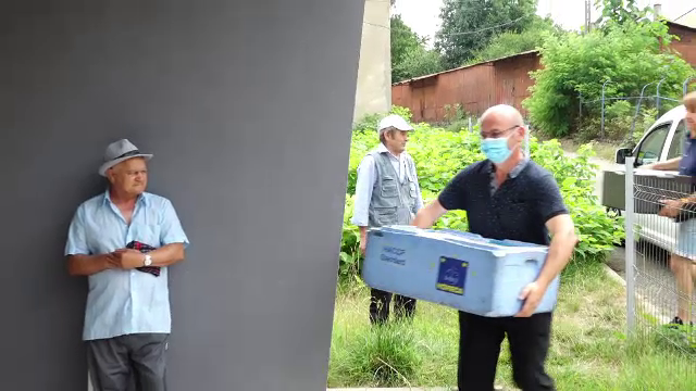 Voluntarii care îngrijesc bătrânii singuri și bolnavi. Le oferă îngrijiri medicale şi o masă caldă