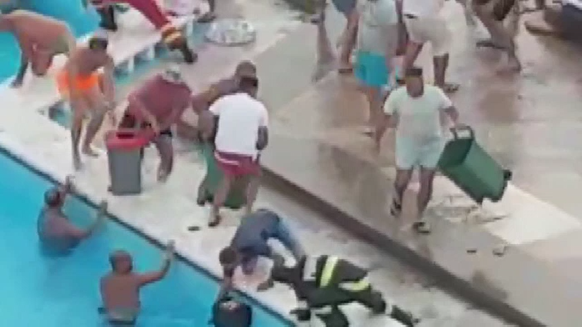 Cum a fost salvată fetița de 5 ani care şi-a prins mâna într-o gură de evacuare a apei din piscină, la Mamaia