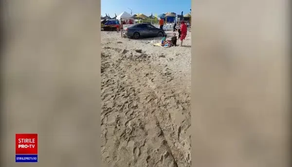 Mașină cu numere de București, parcată direct pe plajă. Ce amendă a primit șoferul