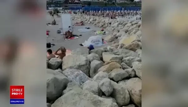 Imagini uimitoare în Eforie Nord. Un bărbat se bronzează într-un sac de plastic