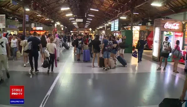 Circulaţia feroviară a fost redeschisă între Bucureşti şi Constanța. Se circulă pe un singur fir în zona Fetești