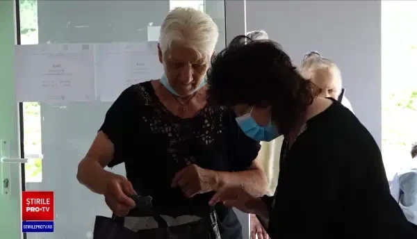 Voluntarii care îngrijesc bătrânii singuri și bolnavi. Le oferă îngrijiri medicale şi o masă caldă