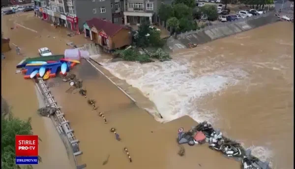 Zeci de oameni au murit în China și sute de mii evacuați, dupa inundațiile devastatoare