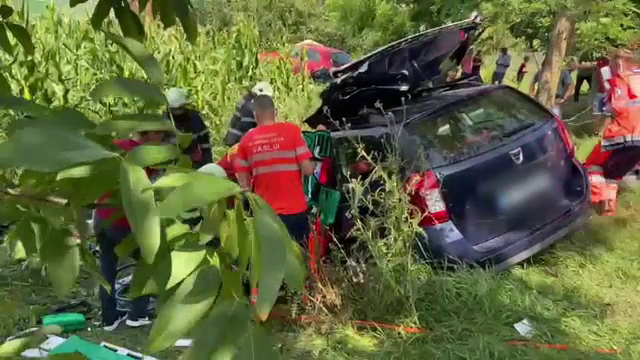 Impact violent între un autoturism și un camion, în județul Vaslui. Unul dintre șoferi e în stare critică