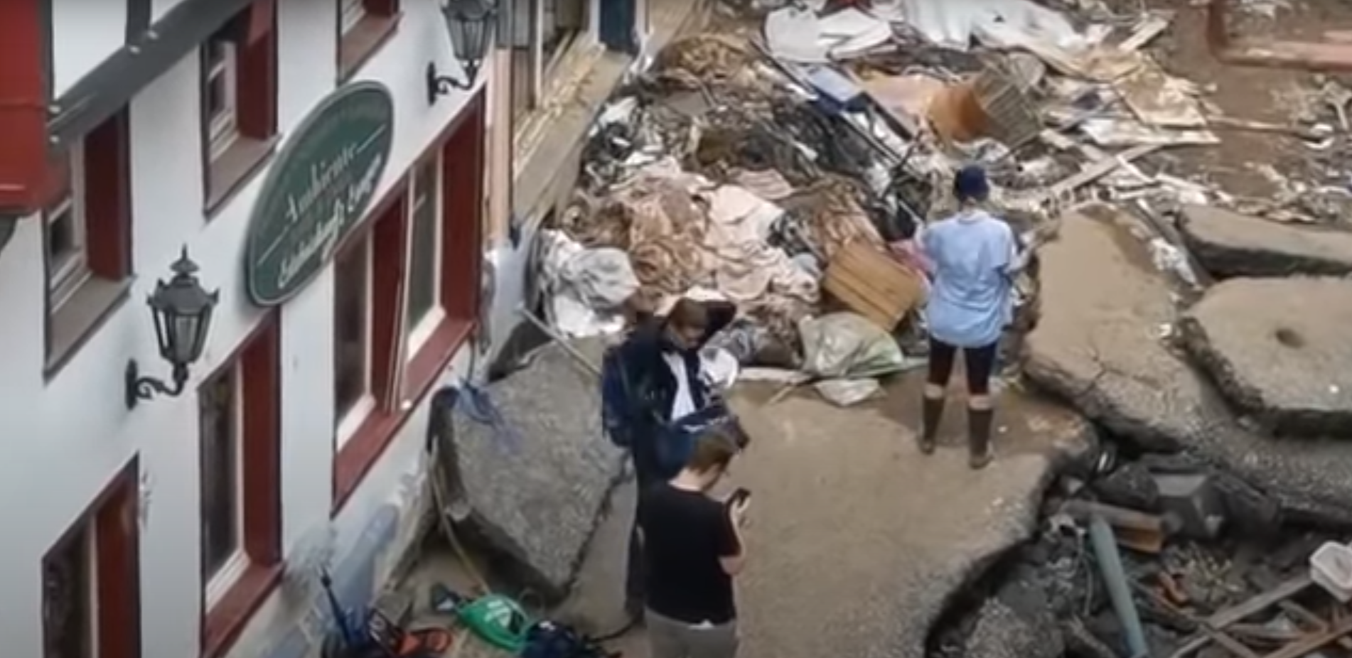 O jurnalistă s-a murdărit intenționat cu noroi înaintea unei transmisiuni live despre inundațiile din Germania