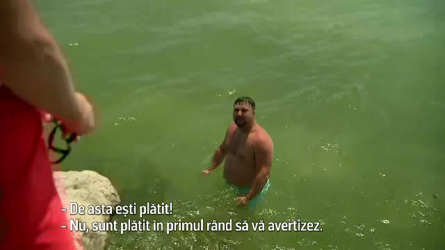 „N-am plătit sejurul ca să mă scoţi tu afară din apă!”. Salvamarii duc lupte grele cu turiștii care ignoră steagul roșu