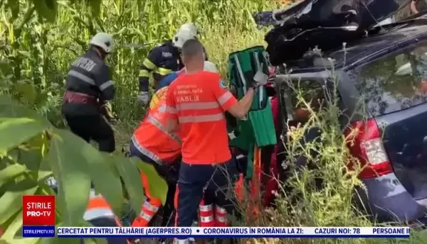 Impact violent între un autoturism și un camion, în județul Vaslui. Unul dintre șoferi e în stare critică