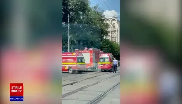 O mașină de poliție în care se aflau și doi reținuti s-a răsturnat, în Capitală