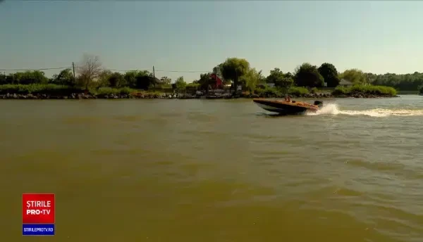 Delta Dunării s-a umplut de iahturi care gonesc cu viteză pe canalele înguste și pun în pericol ecosistemul