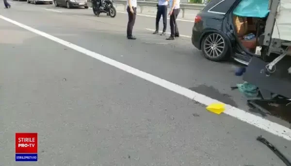 Accident mortal pe A1. O femeie a fost decapitată după ce soțul ei a intrat cu mașina sub o remorcă