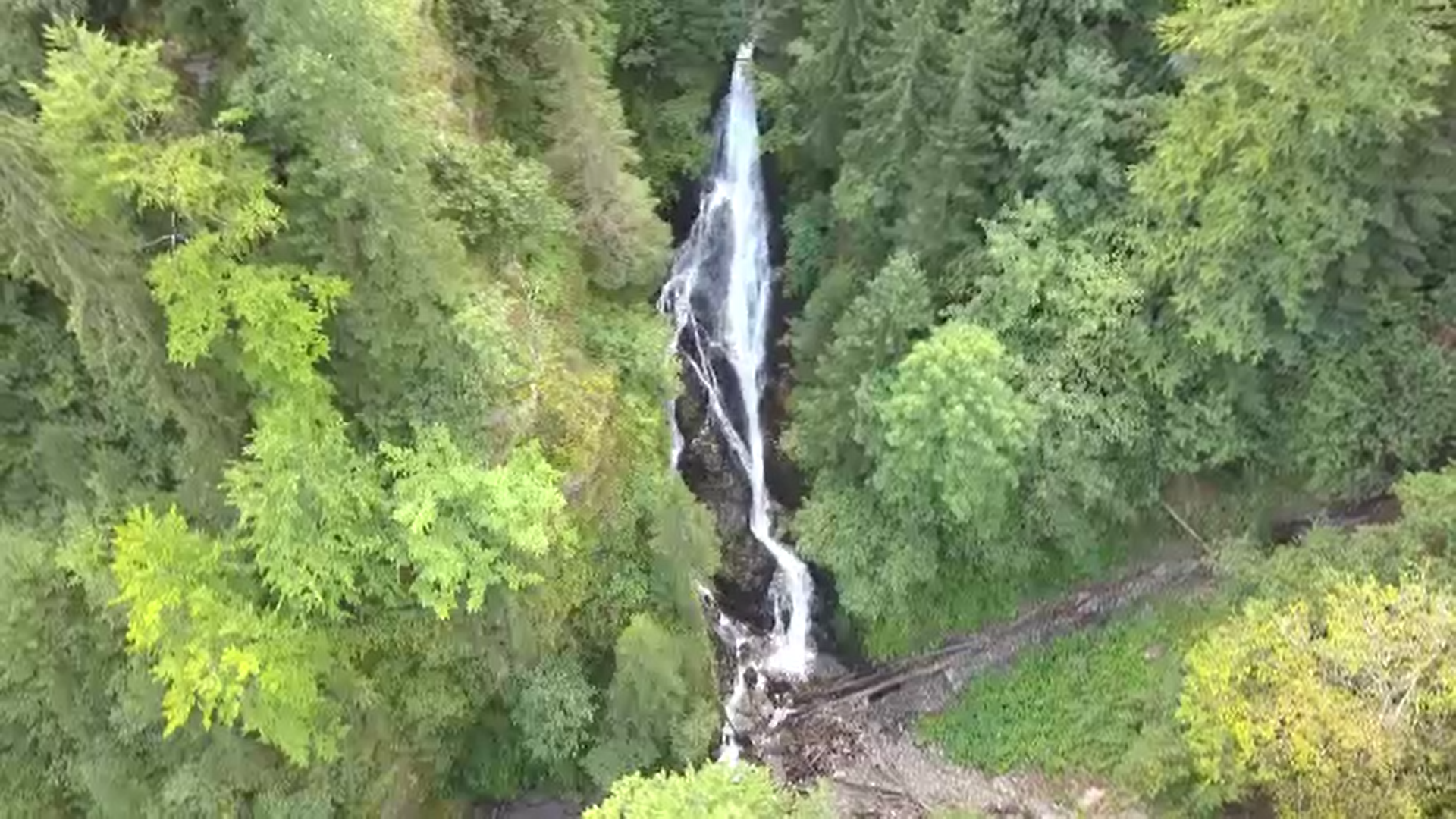 Zona puțin cunoscută din Vâlcea, împânzită de lacuri și cascade. „Ajungând acolo, rămâi mască”