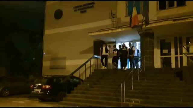 4 bărbați cu cagule au intrat într-o vilă în toiul nopții, au bătut membrii familiei și i-au jefuit