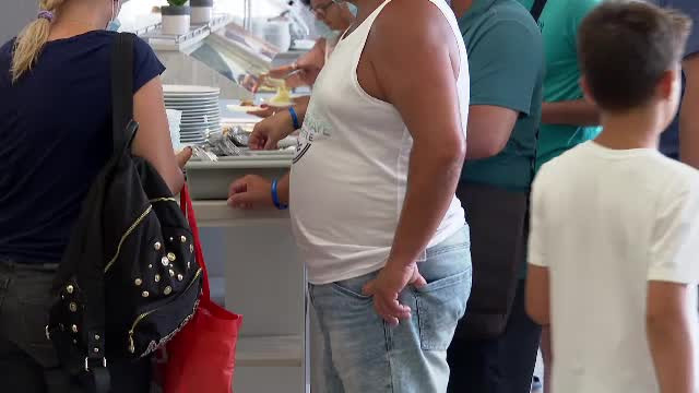 Românilor le place la all inclusive. Eurostat: 60% dintre români sunt supraponderali