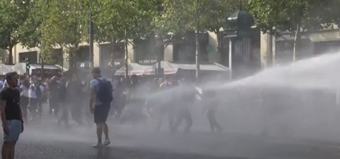 Proteste violente în Franța față de "dictatura sanitară". Poliția a îndepărtat mulțimea cu apă. VIDEO