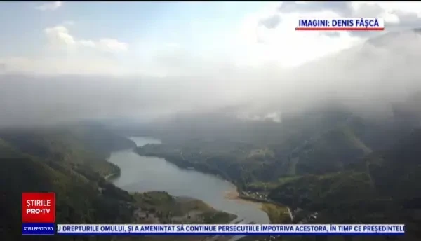 Zona puțin cunoscută din Vâlcea, împânzită de lacuri și cascade. „Ajungând acolo, rămâi mască”