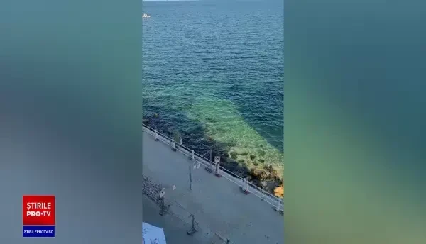 Un bărbat a fost adus de mare la mal, în zona Cazinoului Constanța. Salvatorii îl resuscitează