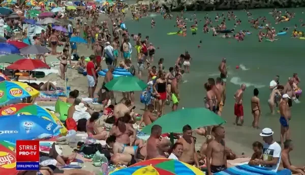 Litoralul românesc e ca un furnicar: „Chiar ne place că e multă lume. Apă, bere, hamsie”