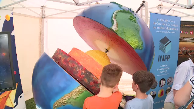 Festival de astronomie în București. Vizitatorii au putut observa corpurile cereşti cu telescoape profesionale