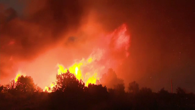 Alerta maximă pe Coasta de Vest a SUA. Mii de persoane au fost evacuate din calea incendiilor de vegetație