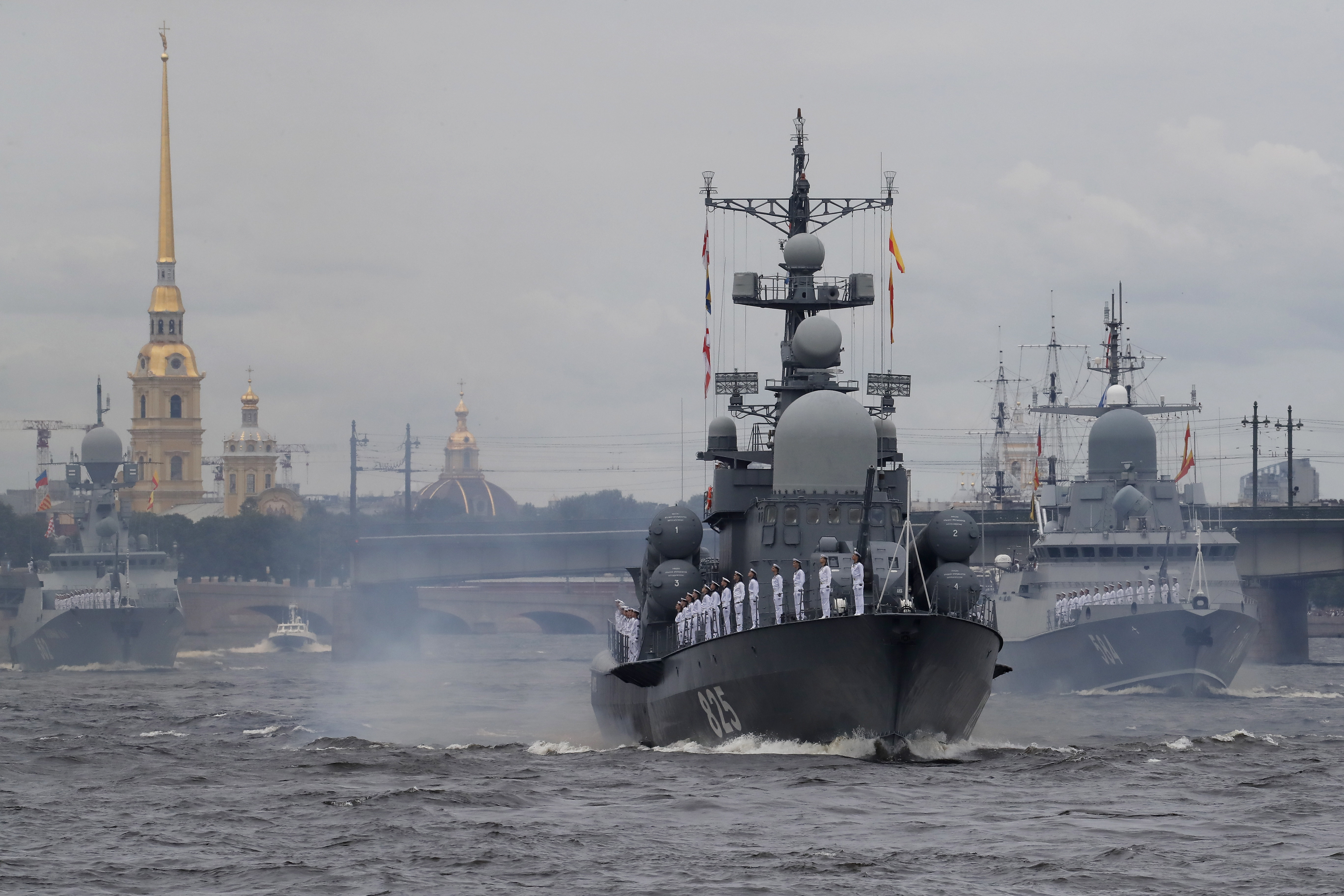 Rusia a făcut paradă cu peste 50 de nave, inclusiv un submarin nuclear de ultimă generație