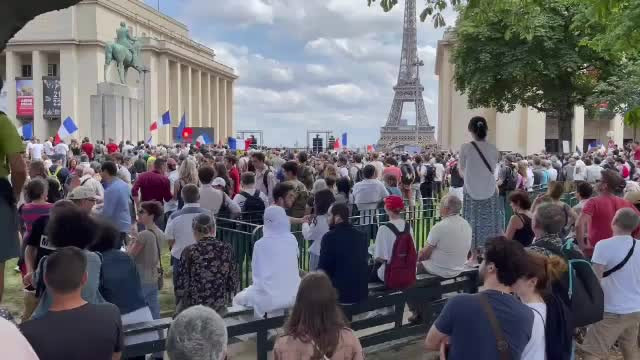 Macron, catre francezii care protestează: "Avem o armă care trebuie folosită, vaccinul”