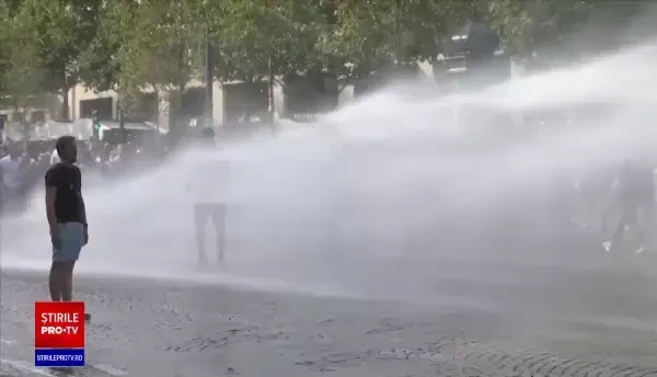 Macron, catre francezii care protestează: "Avem o armă care trebuie folosită, vaccinul”