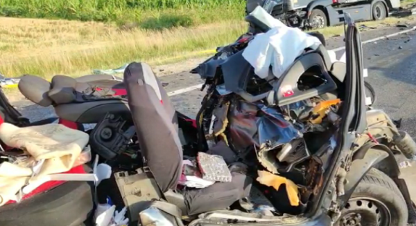 Accident grav în Olt. Trei persoane au murit după ce maşina în care se aflau s-a ciocnit cu un autocamion