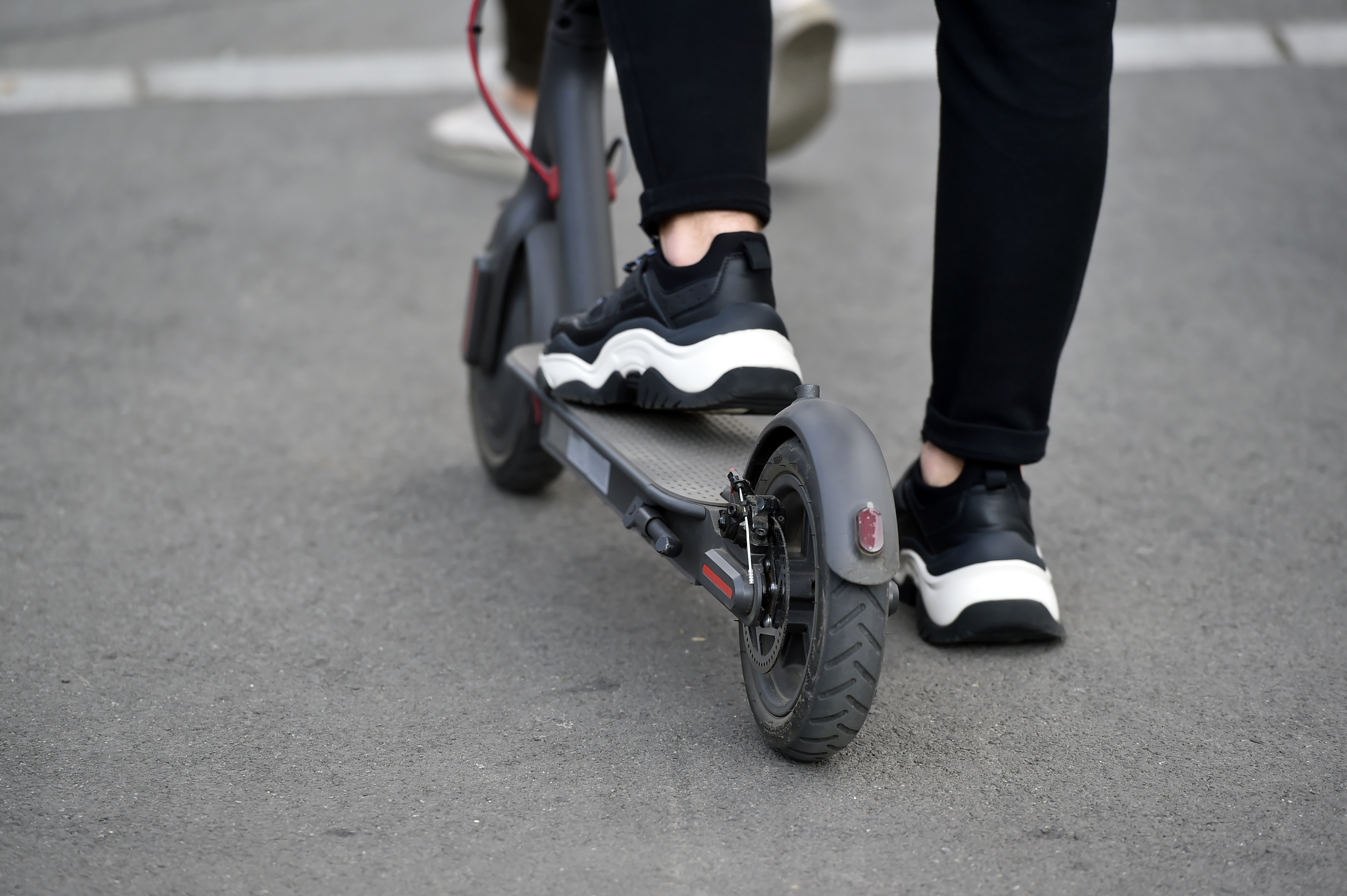 Orașul Drobeta Turnu Severin interzice trotinetele electrice. Oamenii ”se feresc cu greu din fața tinerilor vitezomani”