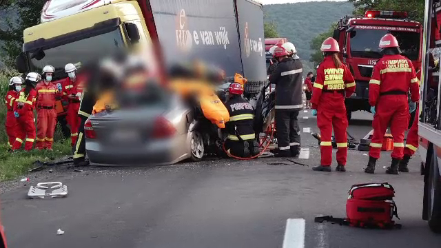 O șoferiță de 21 de ani a murit după s-a ciocnit cu un TIR. Nici nu a încercat să îl evite