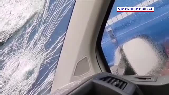 Grindină devastatoare în Italia. Sute de mașini au fost avariate pe o autostradă. VIDEO