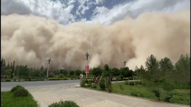 Imagini incredibile în China. O furtună de nisip a înghițit un oraș
