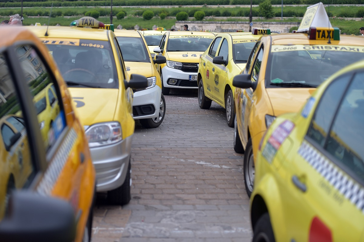 Lege adoptată de Camera Deputaților: Taxiurile vor trebui să aibă geamuri securizate, potrivit normelor europene