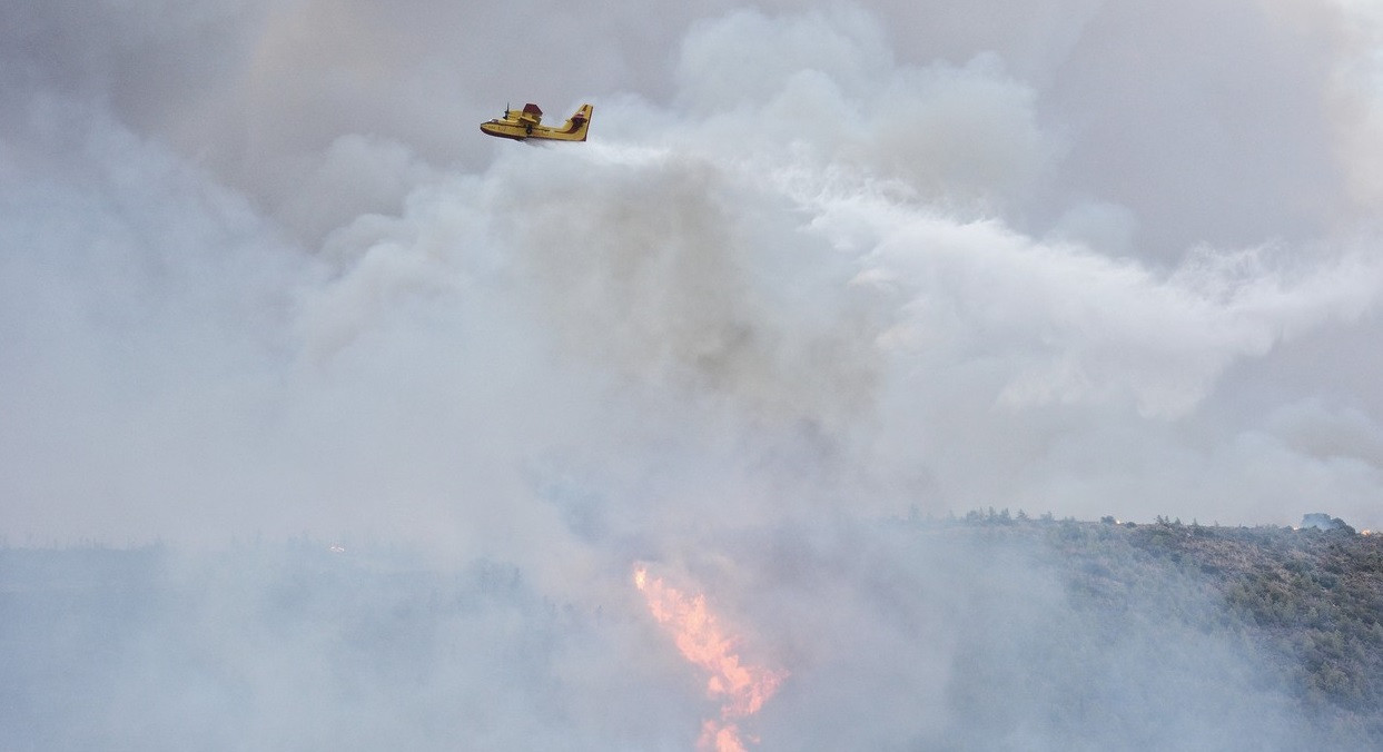 Incendiu devastator în Grecia. Cinci elicoptere şi cinci bombardiere cu apă au intervenit de urgență