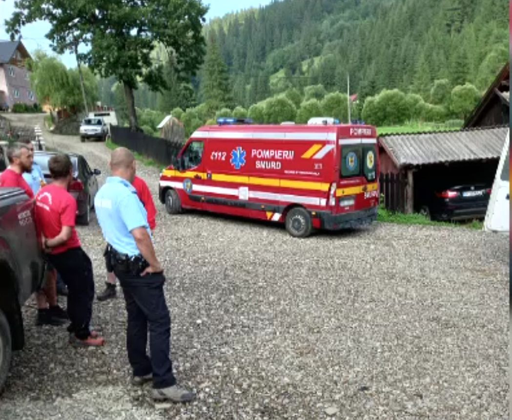 Tată și fiu, trăsniți în Suceava. Au scăpat cu viață după ce s-au adăpostit de furtună sub un copac